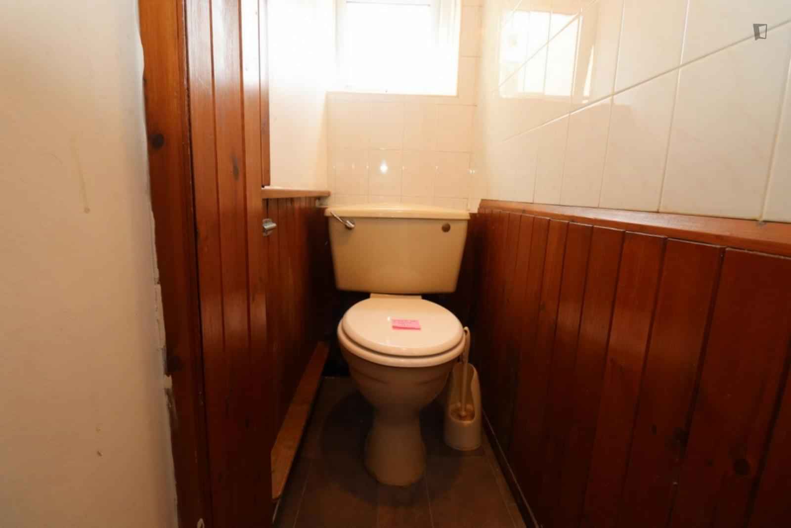 Room in a 5 Bedroom Apartment, Hereford St, London, E2 6EX - London, England, United Kingdom - Bedroom 4 - Bathroom