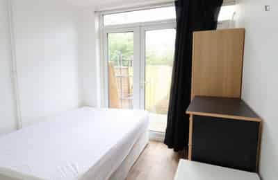 Bedroom 3 - Bathroom?w=400&h=260&fit=crop&q=40&auto=format&trim=auto