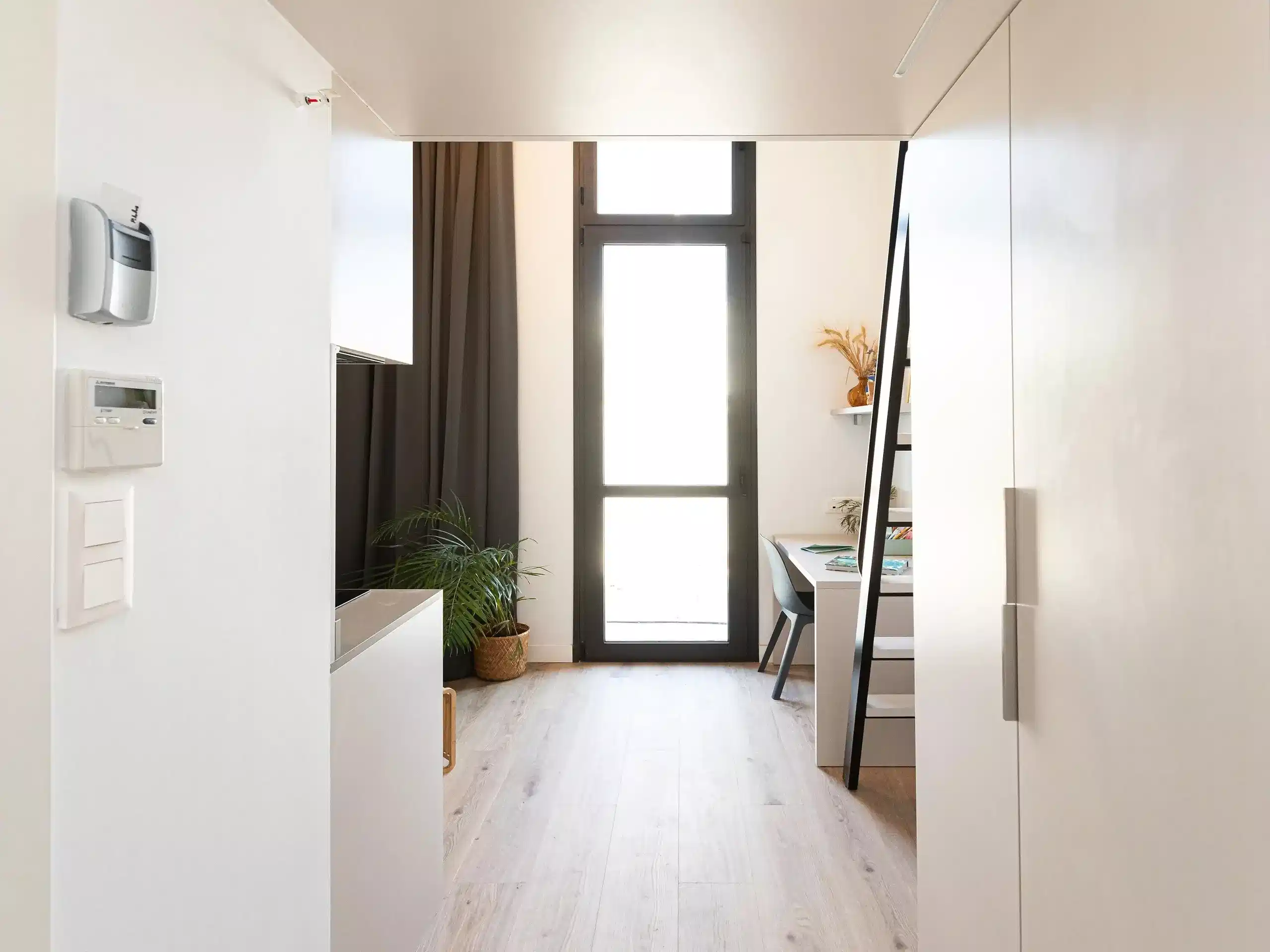 Common Area?w=400&h=260&fit=crop&q=40&auto=format&trim=auto