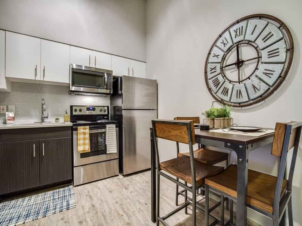 Bathroom?w=400&h=260&fit=crop&q=40&auto=format&trim=auto