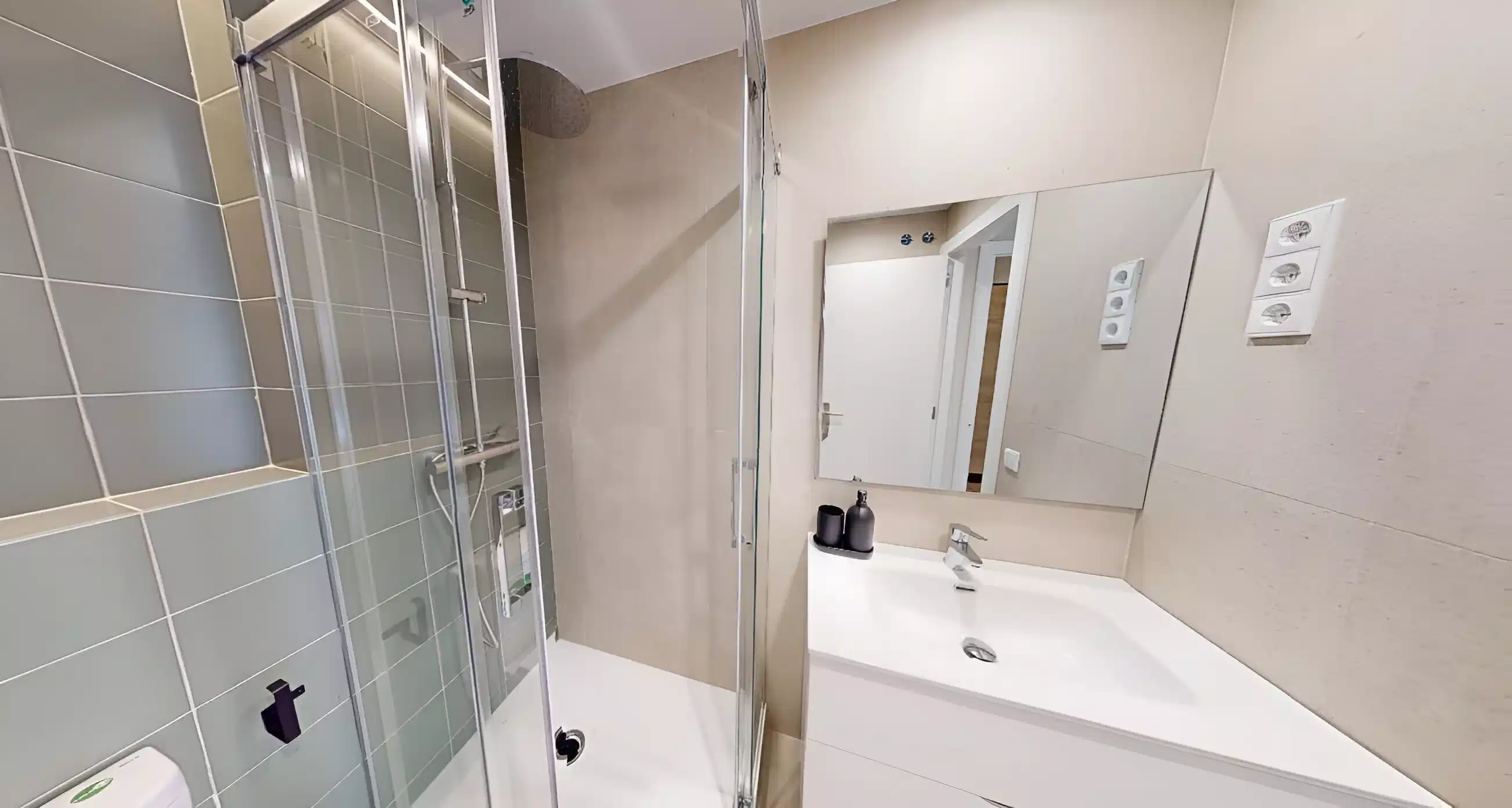 Common Area?w=400&h=260&fit=crop&q=40&auto=format&trim=auto