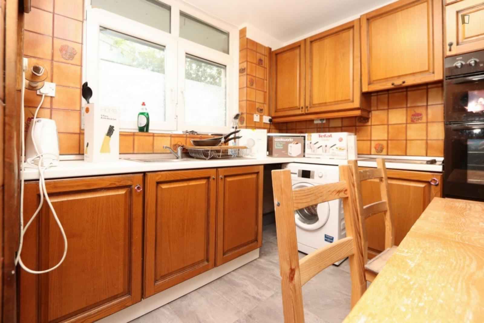 Common Area?w=400&h=260&fit=crop&q=40&auto=format&trim=auto