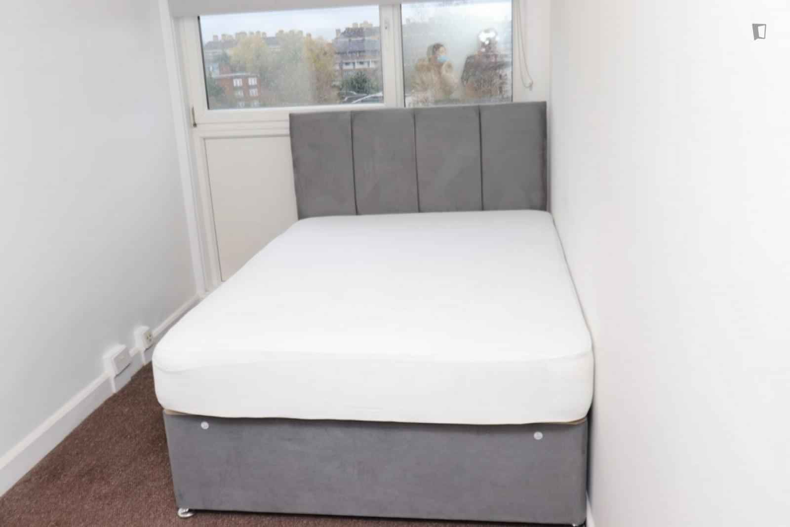 Bedroom 1  - Bathroom?w=400&h=260&fit=crop&q=40&auto=format&trim=auto