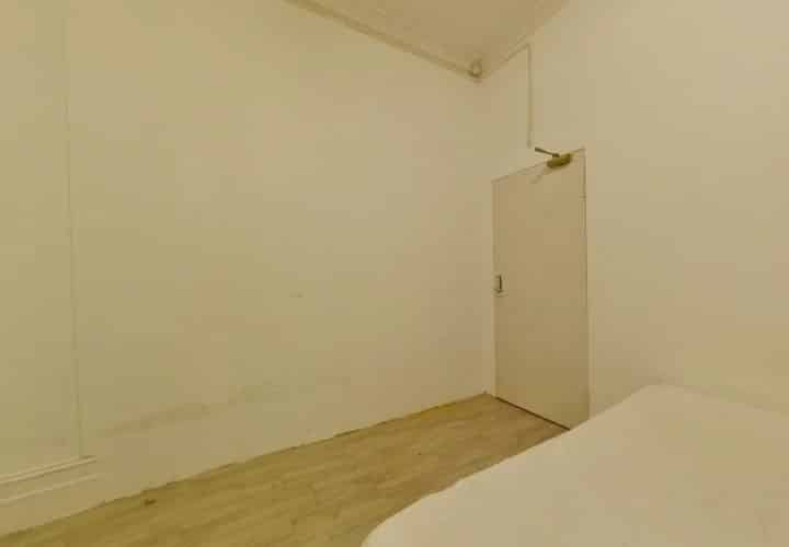 Exterior?w=400&h=260&fit=crop&q=40&auto=format&trim=auto