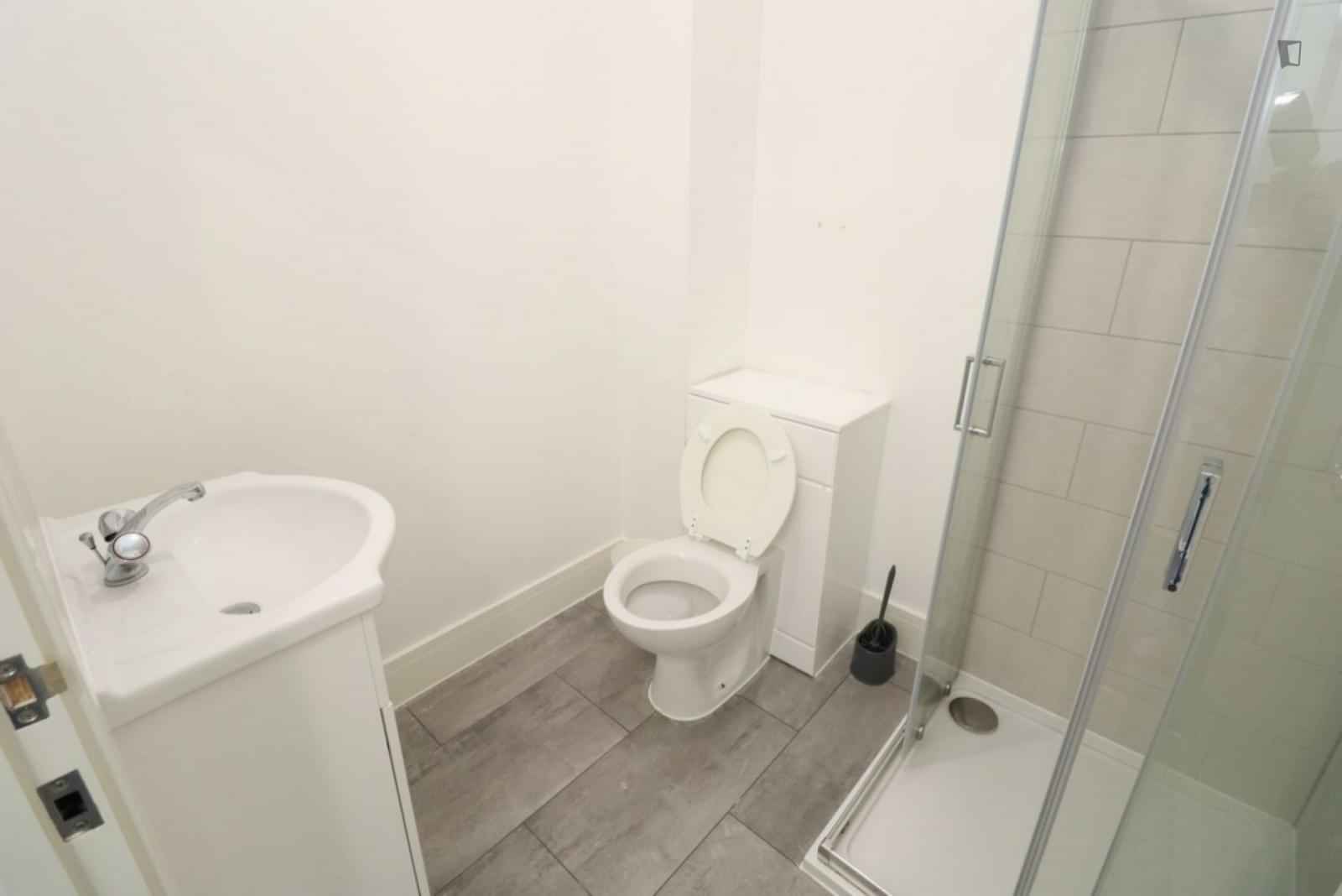 Bedroom 3 - Bathroom?w=400&h=260&fit=crop&q=40&auto=format&trim=auto