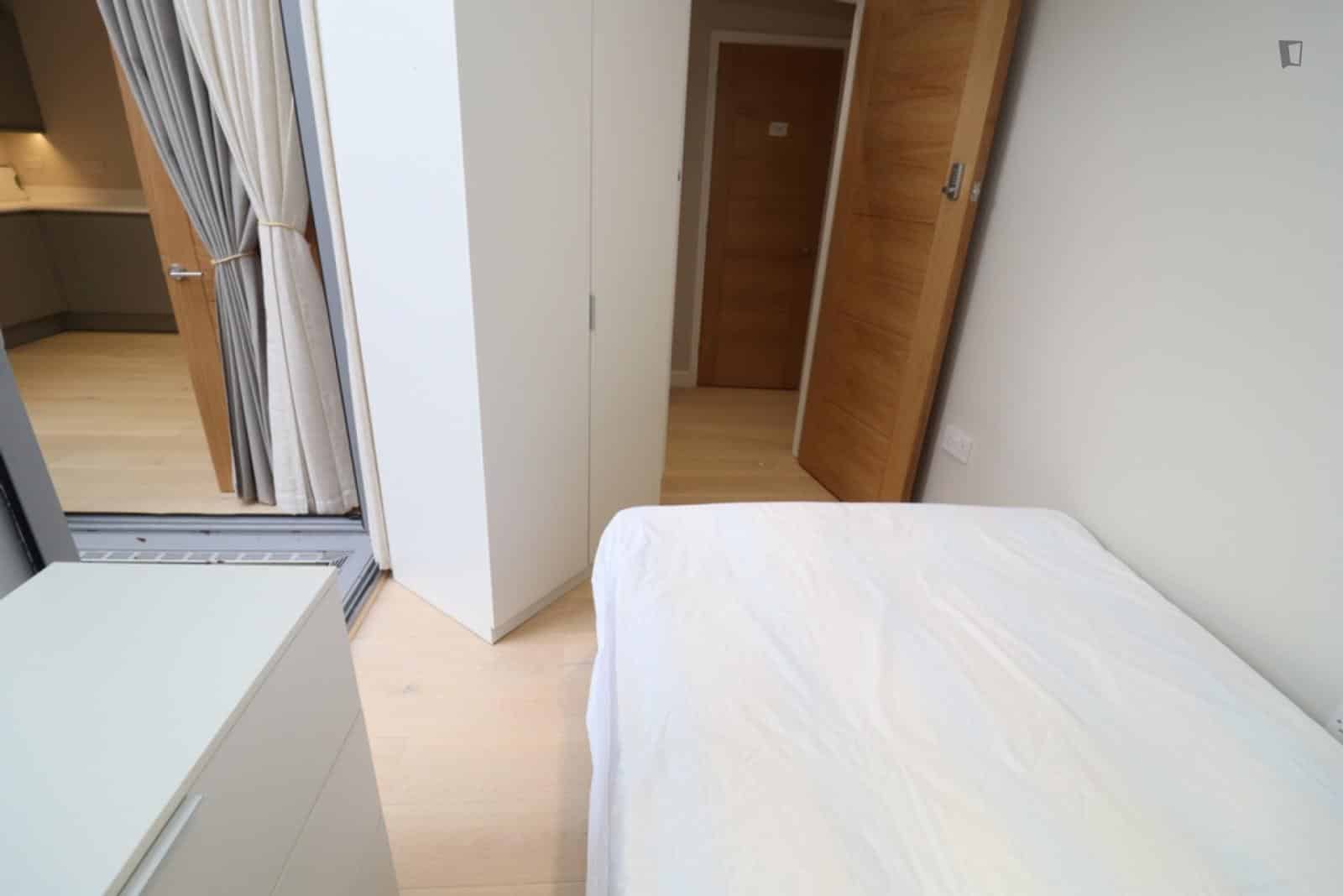 Bedroom 5 - Kitchen?w=400&h=260&fit=crop&q=40&auto=format&trim=auto