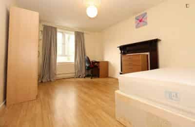 Bedroom 2 - Bathroom?w=400&h=260&fit=crop&q=40&auto=format&trim=auto