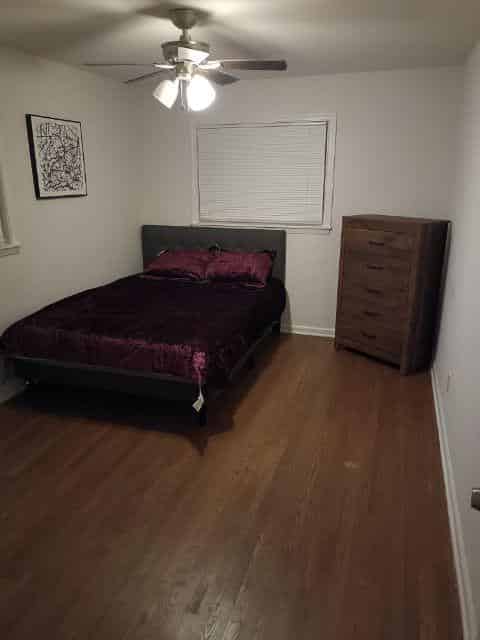 Bathroom?w=400&h=260&fit=crop&q=40&auto=format&trim=auto