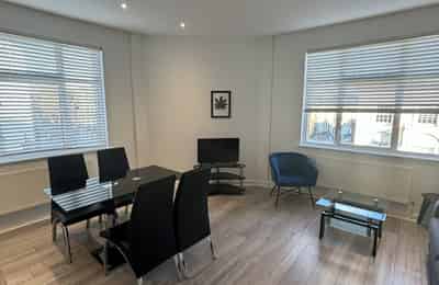 1 Bedroom Apartment - Bathroom?w=400&h=260&fit=crop&q=40&auto=format&trim=auto