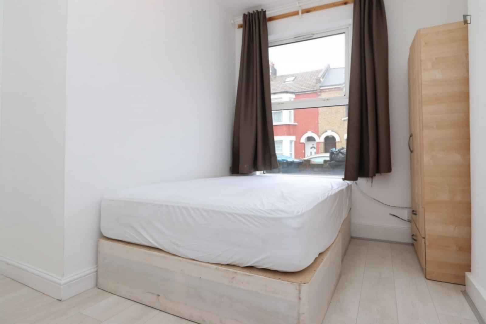 Bedroom 2 - Kitchen?w=400&h=260&fit=crop&q=40&auto=format&trim=auto