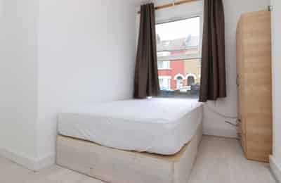 Bedroom 2 - Kitchen?w=400&h=260&fit=crop&q=40&auto=format&trim=auto