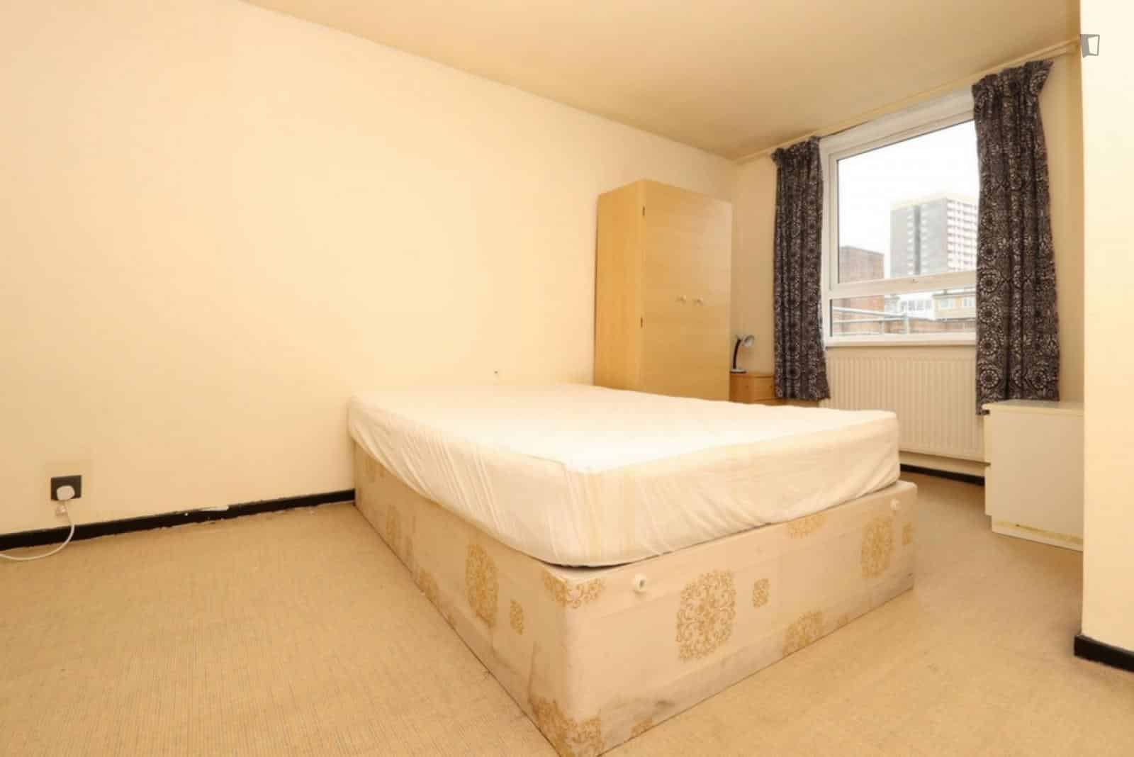 Bedroom 2 - Bathroom?w=400&h=260&fit=crop&q=40&auto=format&trim=auto