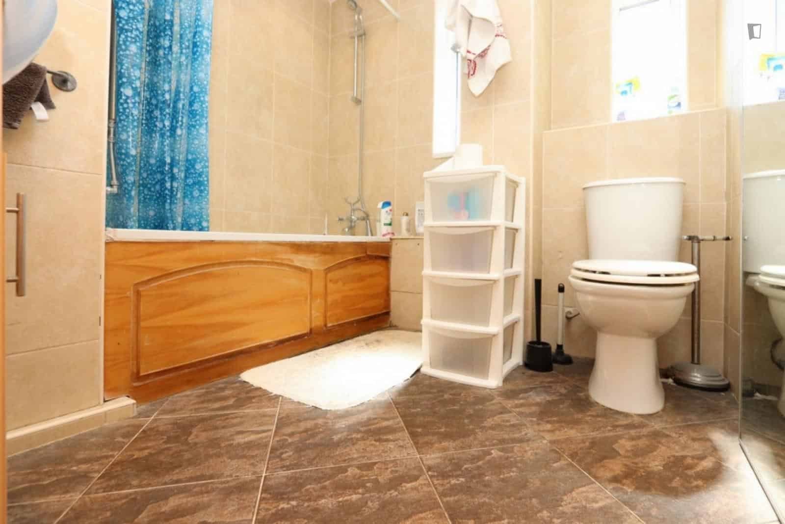 Room in a 3 Bedroom Apartment, Nelson Gardens, London, E2 7AH - London, England, United Kingdom - Bedroom 3 - Bathroom
