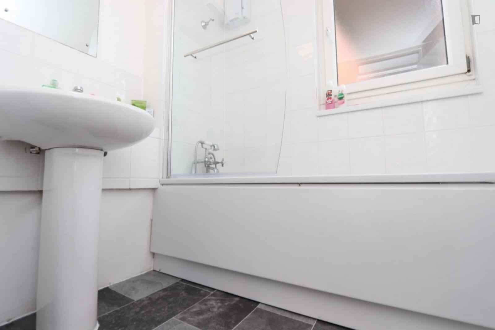 Room in a 5 Bedroom Apartment, Bakersfield, London, N7 0LT - London, England, United Kingdom - Bedroom 3 - Bathroom