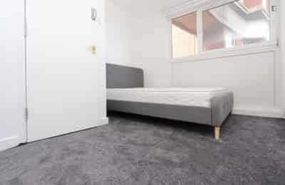 Bedroom 1 - Bathroom?w=400&h=260&fit=crop&q=40&auto=format&trim=auto