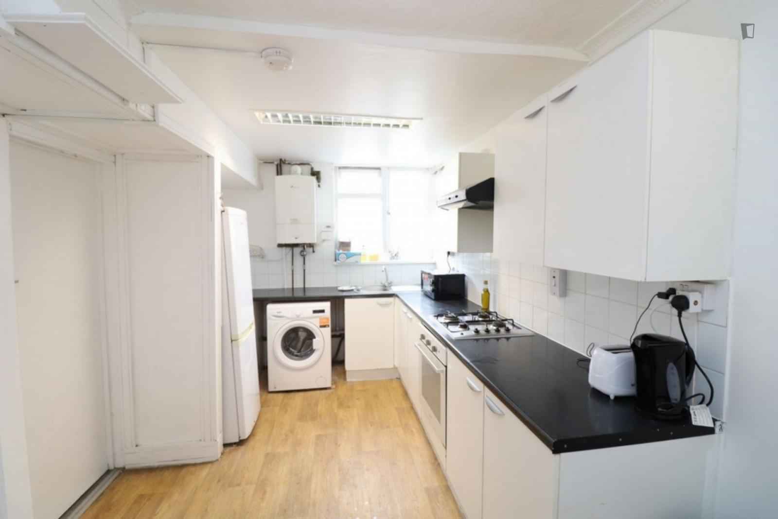 Room in a 5 Bedroom Apartment, Woodman Path, Ilford, IG6 3AU - London, England, United Kingdom - Bedroom 2 - Kitchen