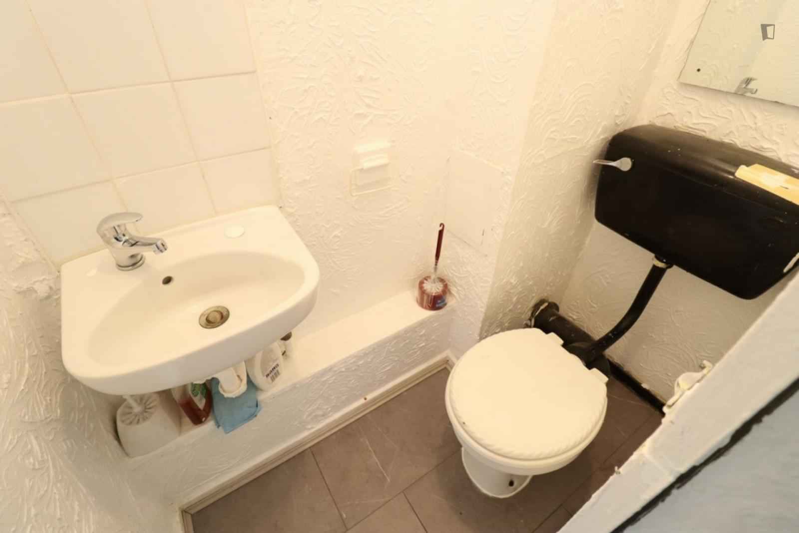 Room in a 5 Bedroom Apartment, Woodman Path, Ilford, IG6 3AU - London, England, United Kingdom - Bedroom 2 - Bathroom