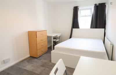 Bedroom 1 - Kitchen?w=400&h=260&fit=crop&q=40&auto=format&trim=auto