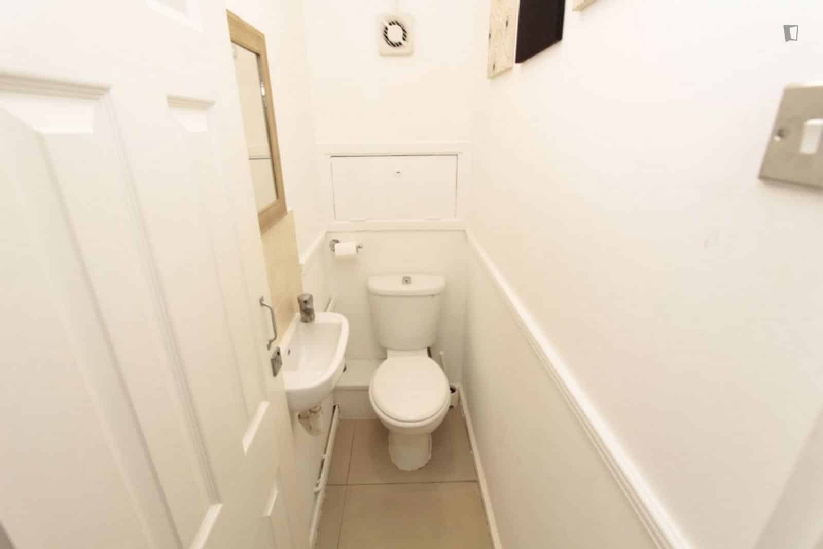 Room in a 5 Bedroom Apartment, Nairn St, London, E14 0LQ - London, England, United Kingdom - Bedroom 4 - Bathroom