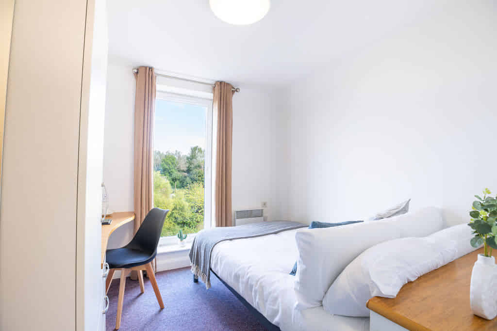 7 Bed Silver En-suite