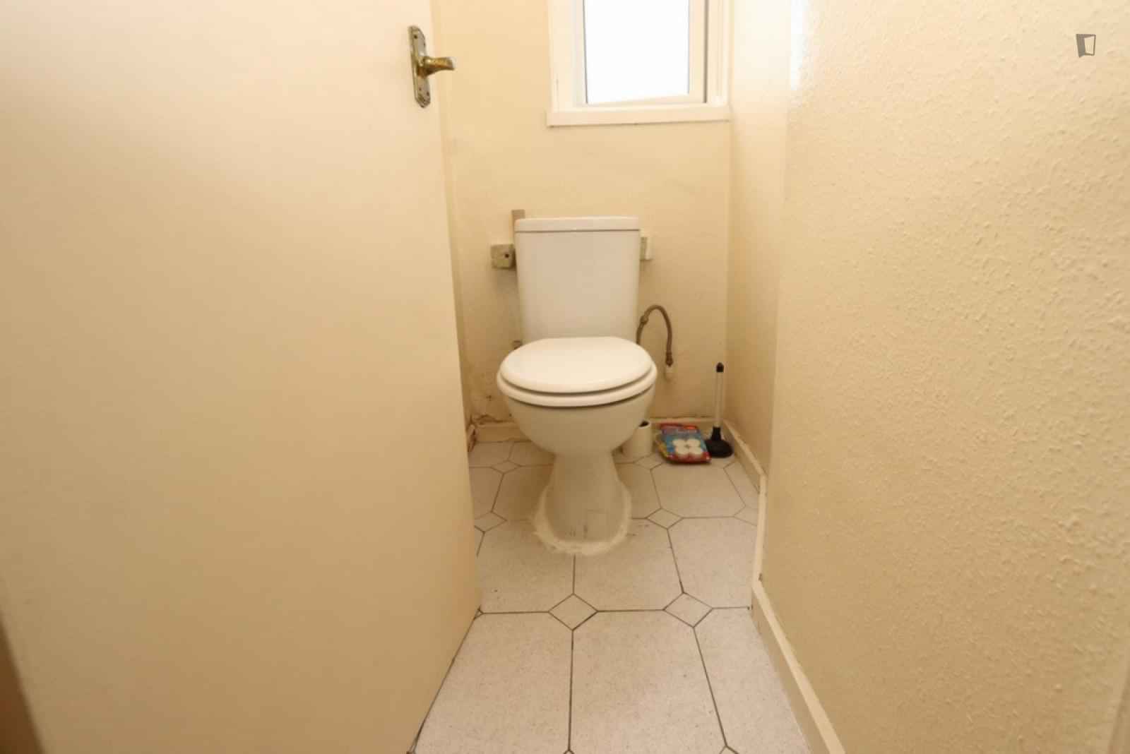Room in a 5 Bedroom Apartment, Usk St, London, E2 0QE - London, England, United Kingdom - Bedroom 4 - Bathroom