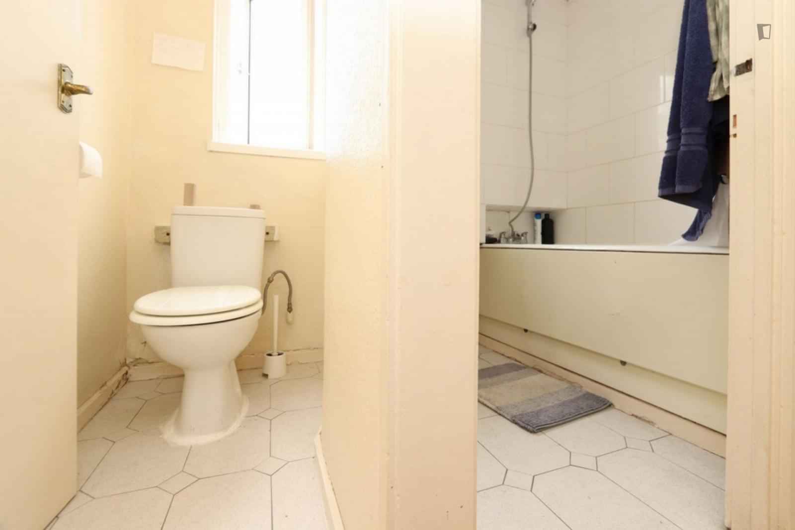Room in a 5 Bedroom Apartment, Usk St, London, E2 0QE - London, England, United Kingdom - Bedroom 4 - Bathroom