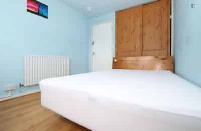 Bedroom 1 - Bathroom?w=400&h=260&fit=crop&q=40&auto=format&trim=auto