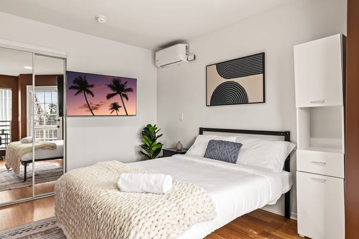 10777 Ashton 202 Los Angeles Student Housing Amber1