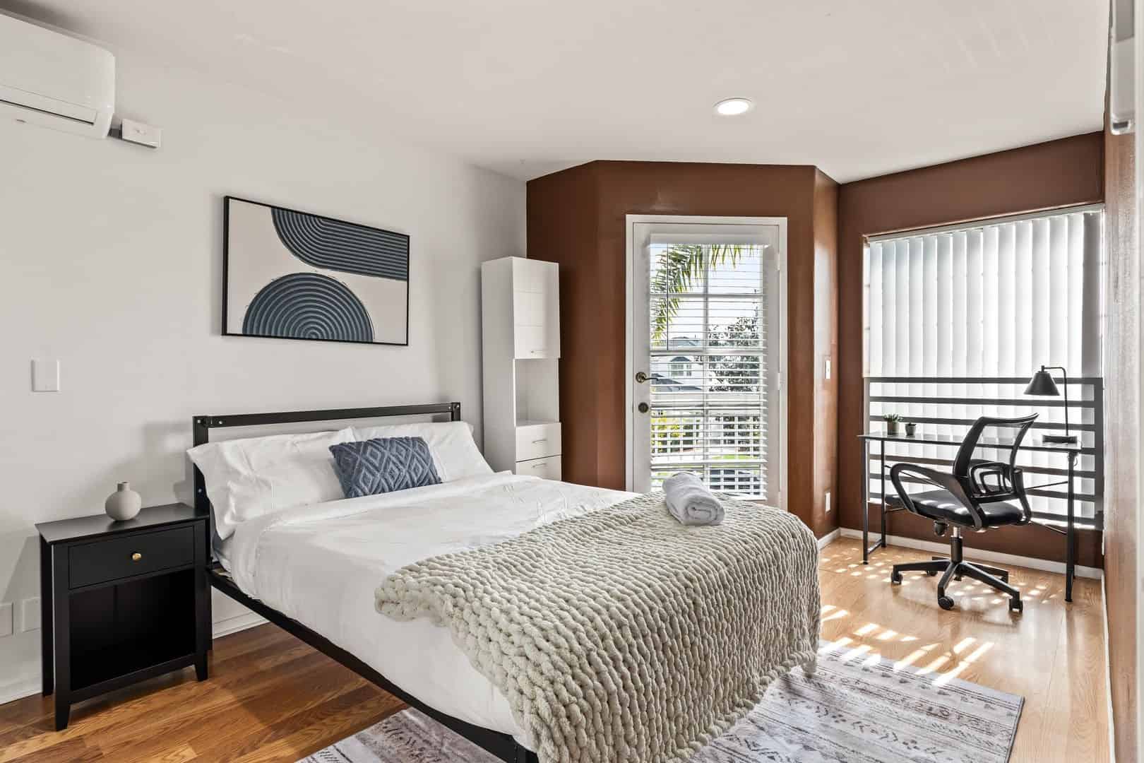 Bathroom?w=400&h=260&fit=crop&q=40&auto=format&trim=auto