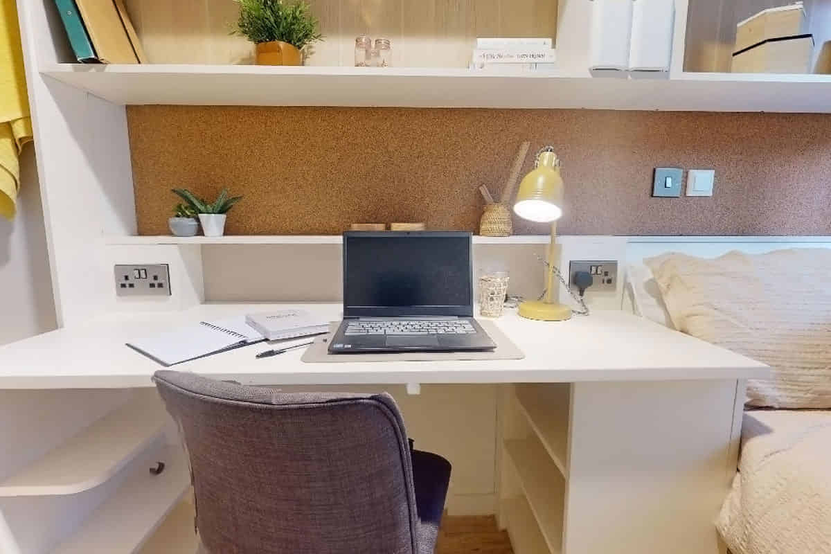 Amenities?w=400&h=260&fit=crop&q=40&auto=format&trim=auto