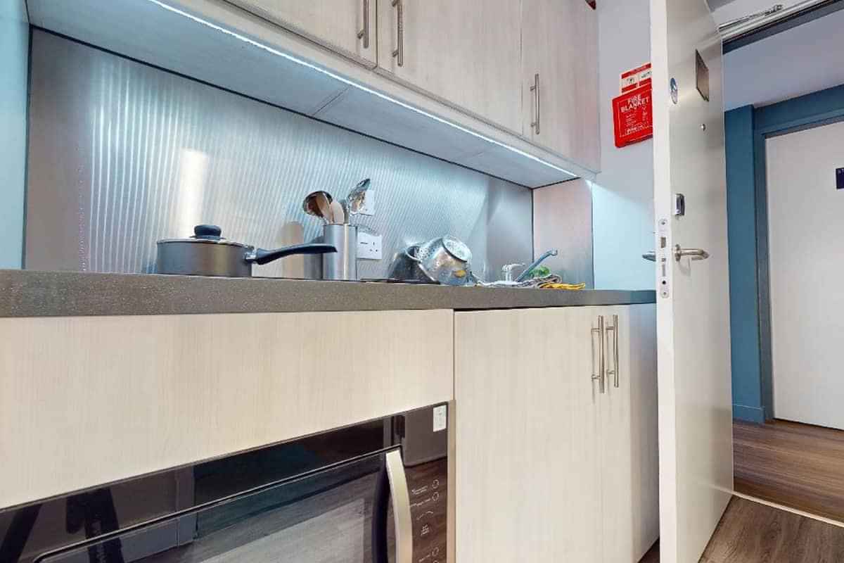 Common Area?w=400&h=260&fit=crop&q=40&auto=format&trim=auto