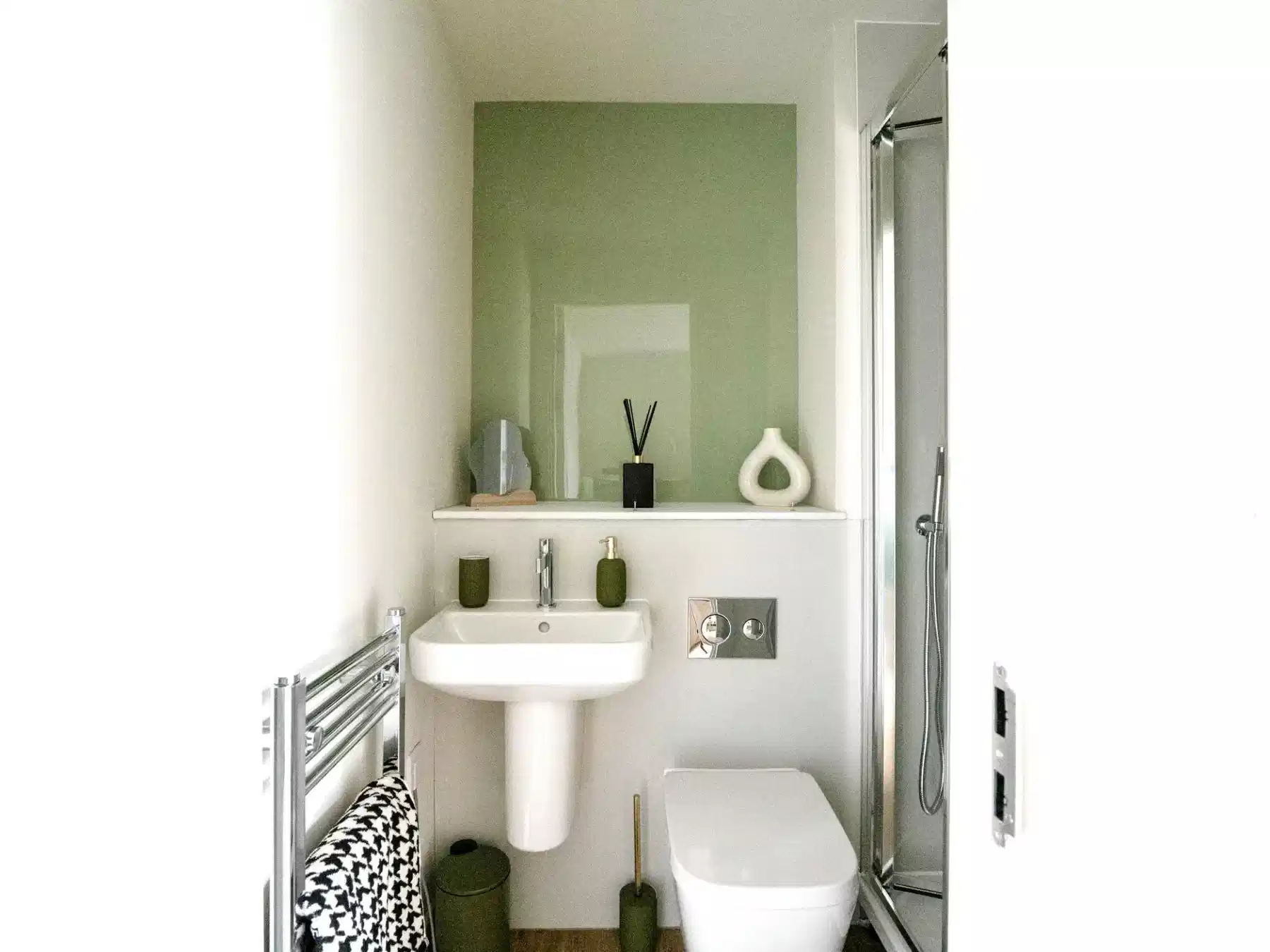 Two Bed Apartment - Bedroom?w=400&h=260&fit=crop&q=40&auto=format&trim=auto