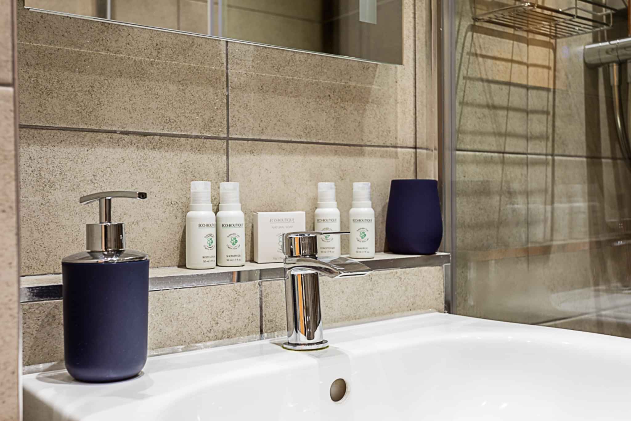 Exterior?w=400&h=260&fit=crop&q=40&auto=format&trim=auto