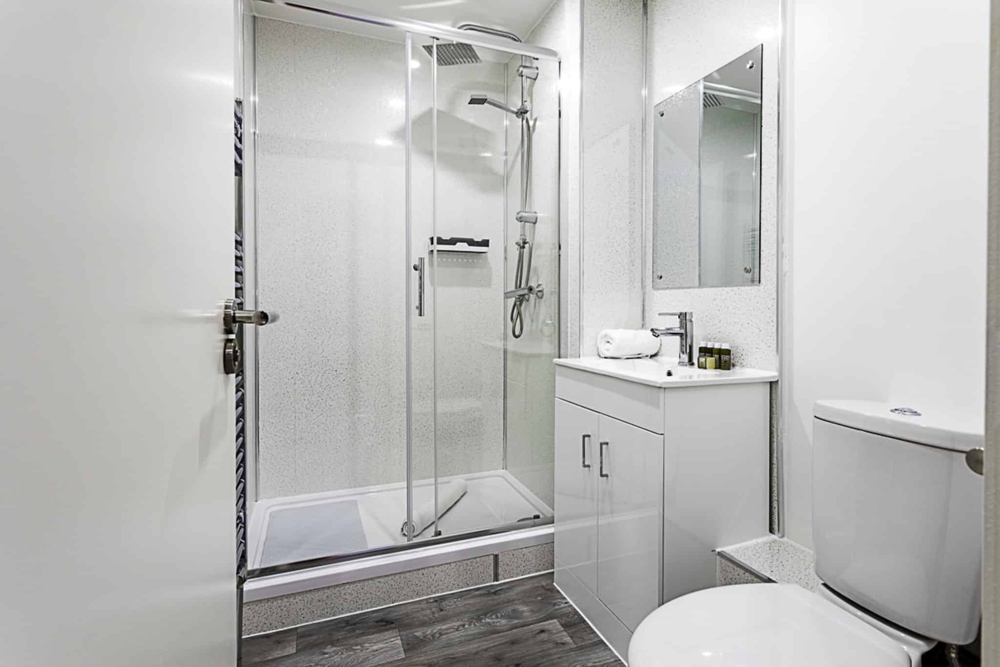 Common Area?w=400&h=260&fit=crop&q=40&auto=format&trim=auto