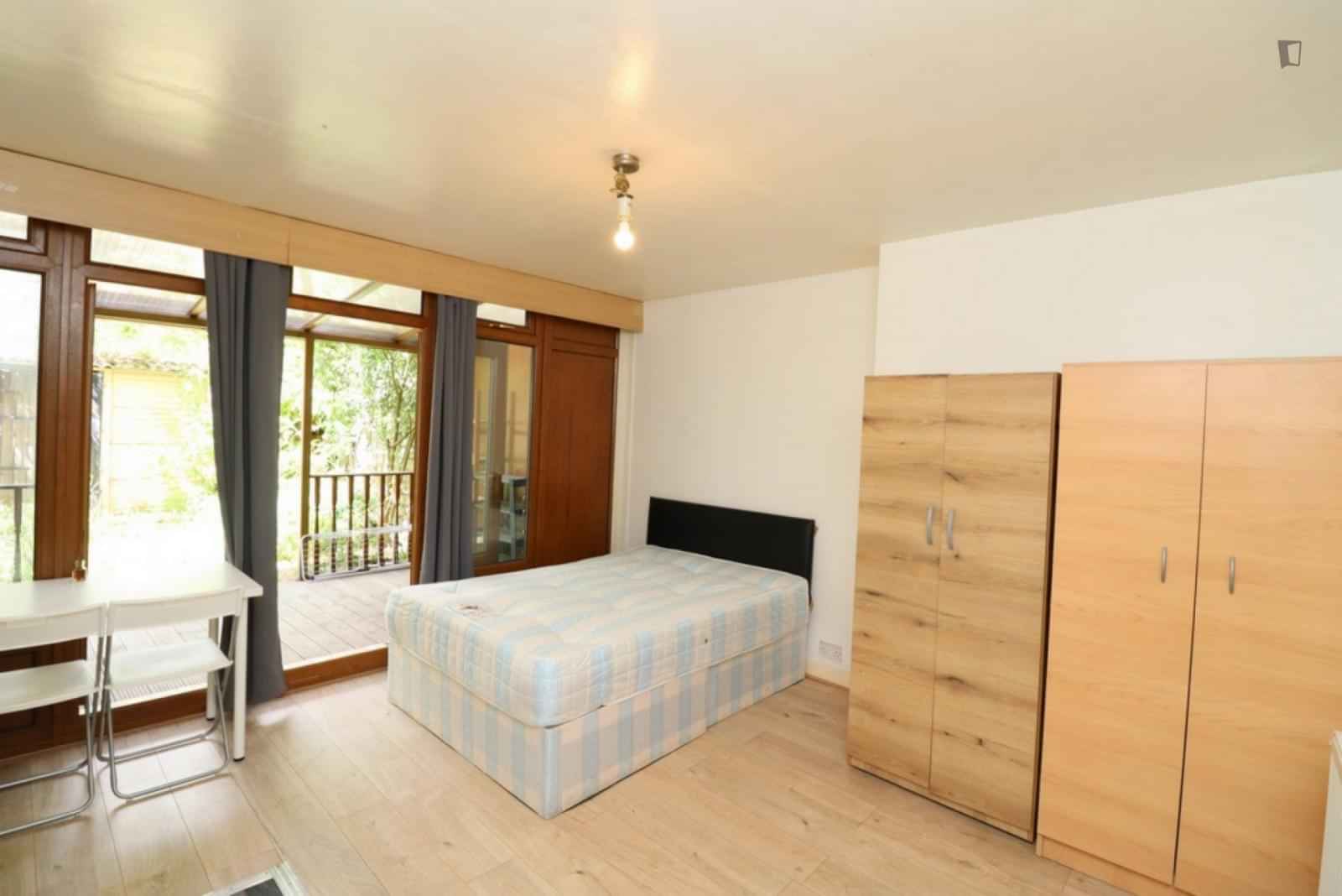 Bedroom 2 - Bathroom?w=400&h=260&fit=crop&q=40&auto=format&trim=auto