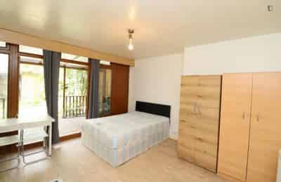Bedroom 2 - Bathroom?w=400&h=260&fit=crop&q=40&auto=format&trim=auto