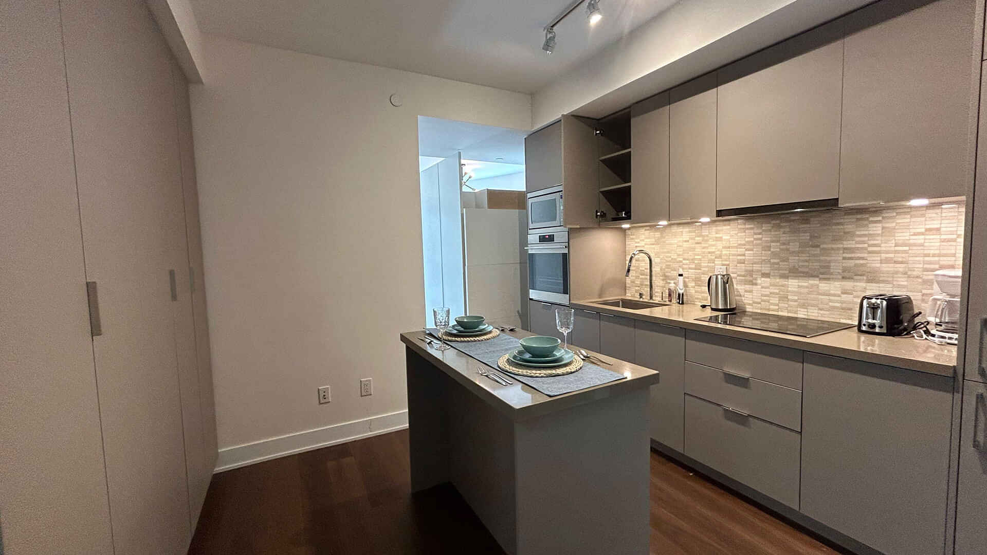 Amenities?w=400&h=260&fit=crop&q=40&auto=format&trim=auto