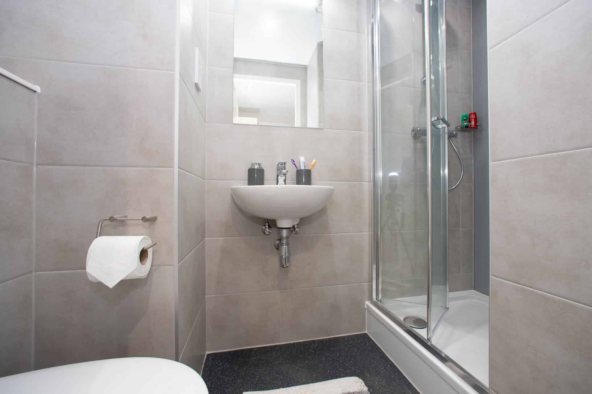 Bedroom?w=400&h=260&fit=crop&q=40&auto=format&trim=auto