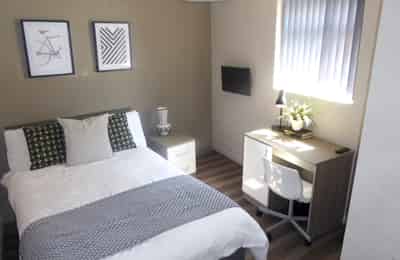 Bedroom 1 - Kitchen?w=400&h=260&fit=crop&q=40&auto=format&trim=auto