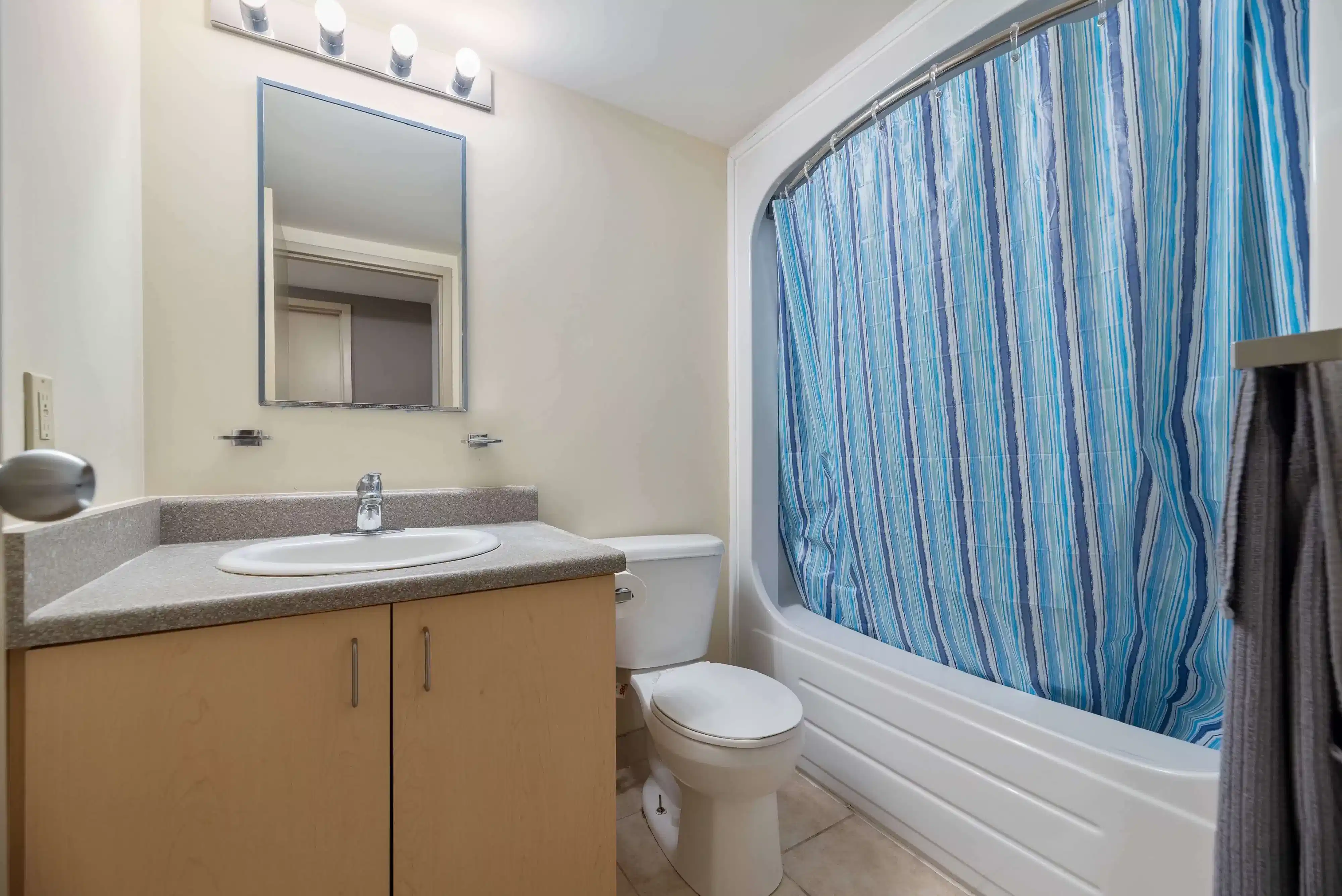 West Village Suites, Hamilton - Hamilton, Ontario, Canada - Bathroom
