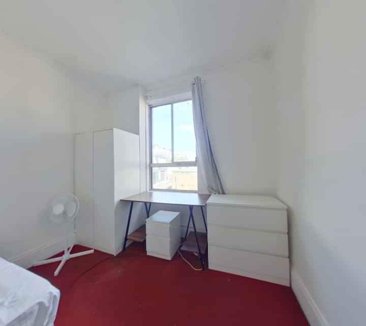 Common Area?w=400&h=260&fit=crop&q=40&auto=format&trim=auto