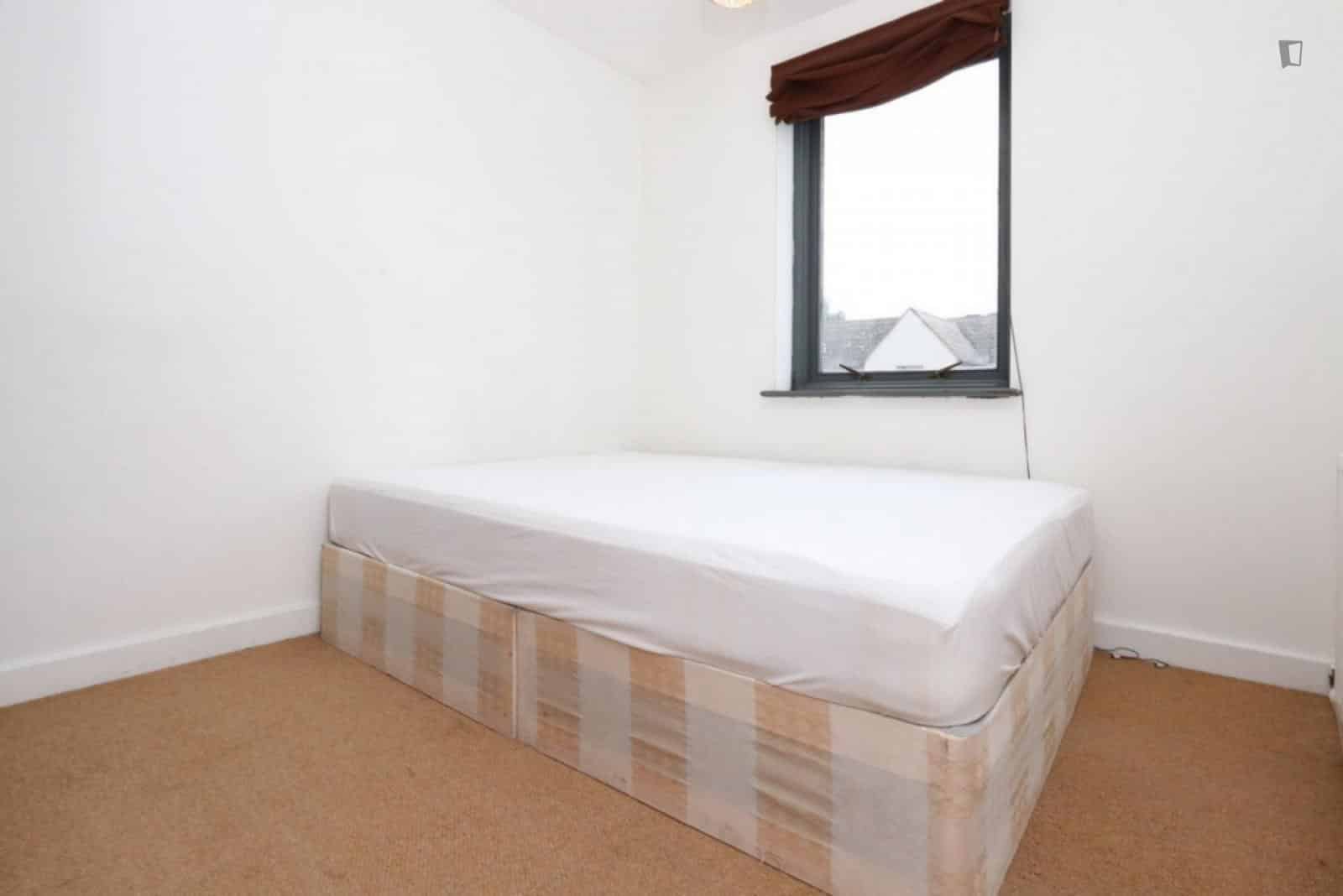 Exterior?w=400&h=260&fit=crop&q=40&auto=format&trim=auto