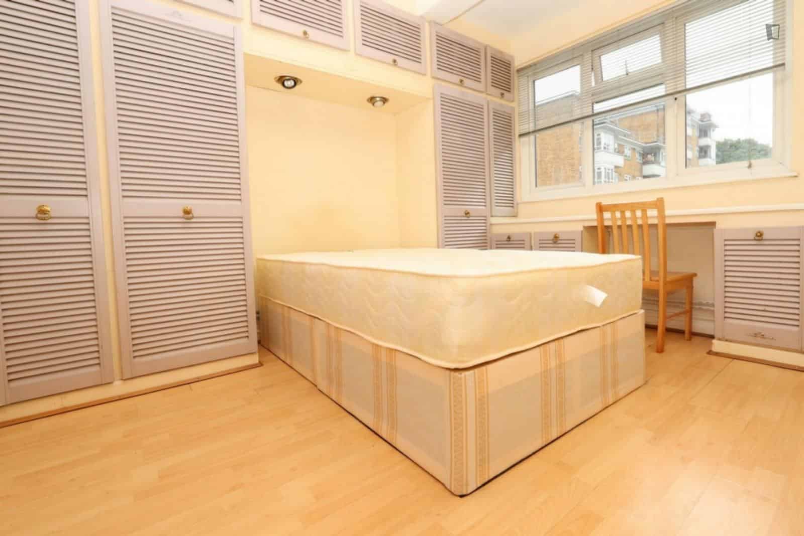 Exterior?w=400&h=260&fit=crop&q=40&auto=format&trim=auto