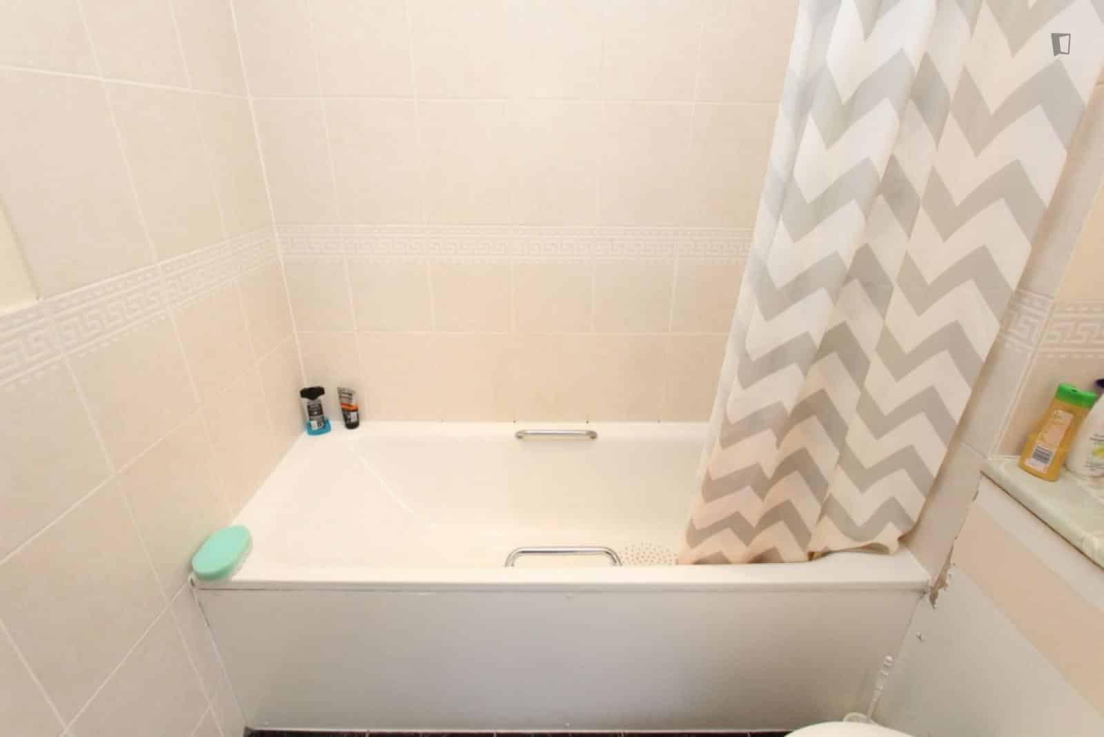 4 bedroom house, Sextant Avenue - London, England, United Kingdom - Bedroom 2 - Bathroom