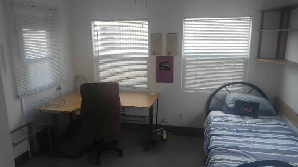 Private Room with A Private Bath - Common Area?w=400&h=260&fit=crop&q=40&auto=format&trim=auto