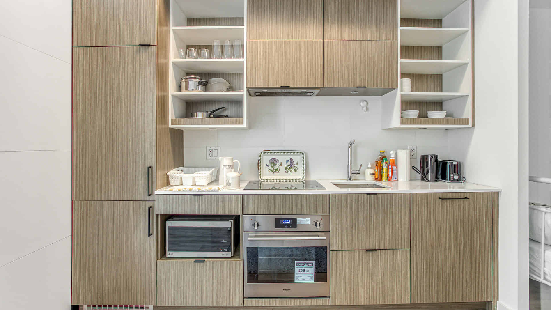 Common Area?w=400&h=260&fit=crop&q=40&auto=format&trim=auto