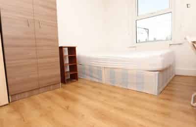 Bedroom 2 - Bathroom?w=400&h=260&fit=crop&q=40&auto=format&trim=auto