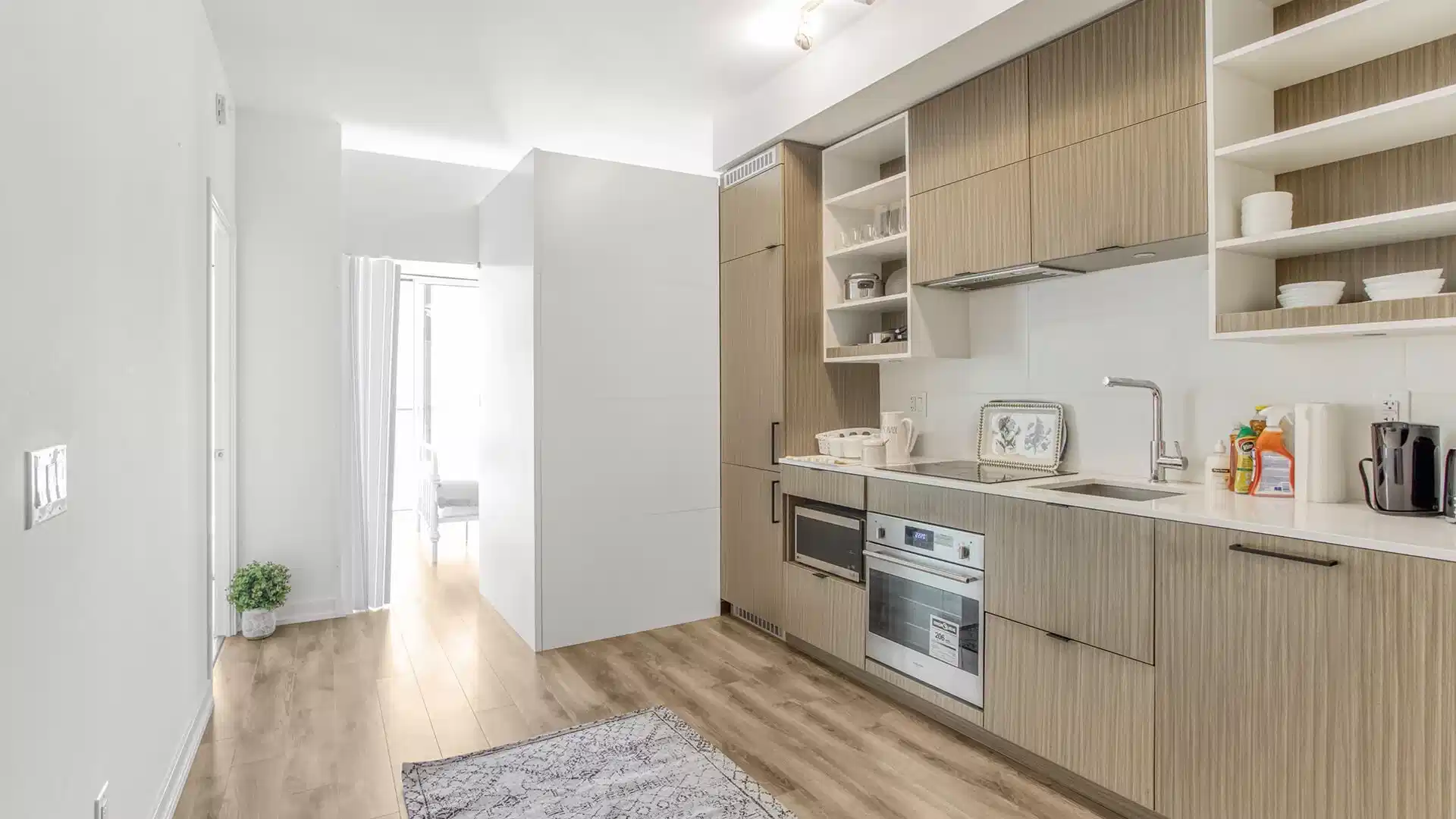 Common Area?w=400&h=260&fit=crop&q=40&auto=format&trim=auto