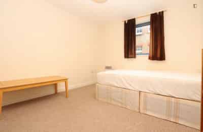 Bedroom 1 - Bathroom?w=400&h=260&fit=crop&q=40&auto=format&trim=auto