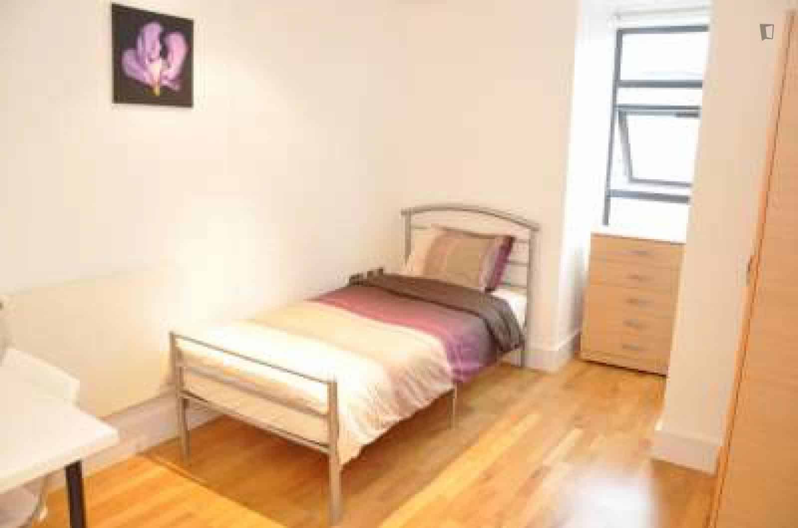 Bedroom 1  - Bathroom?w=400&h=260&fit=crop&q=40&auto=format&trim=auto